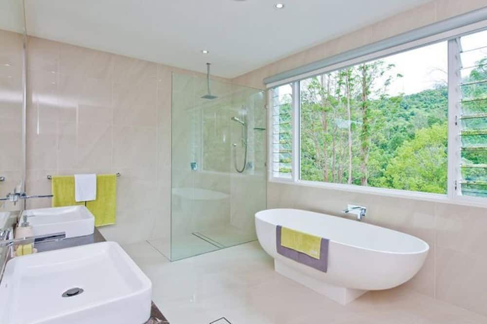 Photo of Bathroom in Tallebudgera