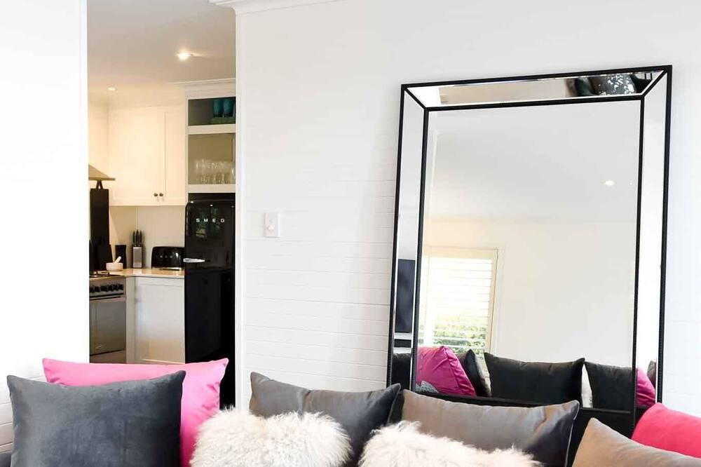 Photo of Livingroom in Red Hill South