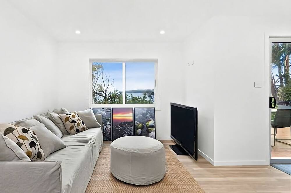 Photo of Livingroom in Denhams Beach