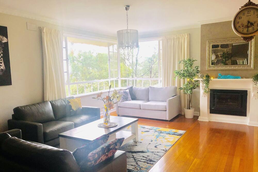 Photo of Livingroom in Bellevue Heights