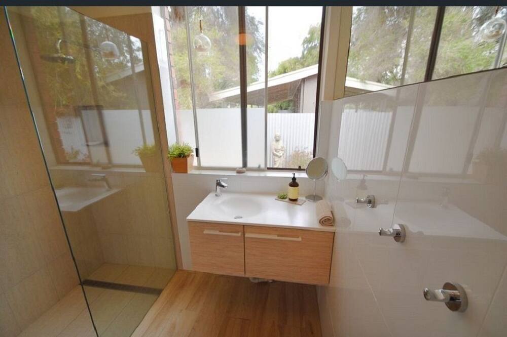 Photo of Bathroom in Carrickalinga