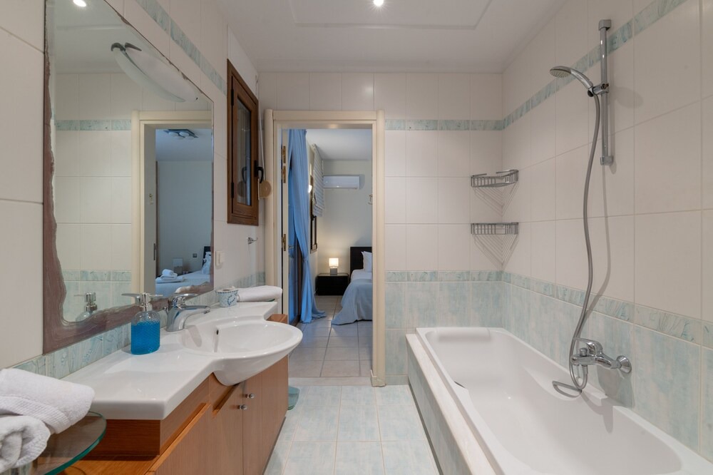 Photo of Bathroom in Asgourou