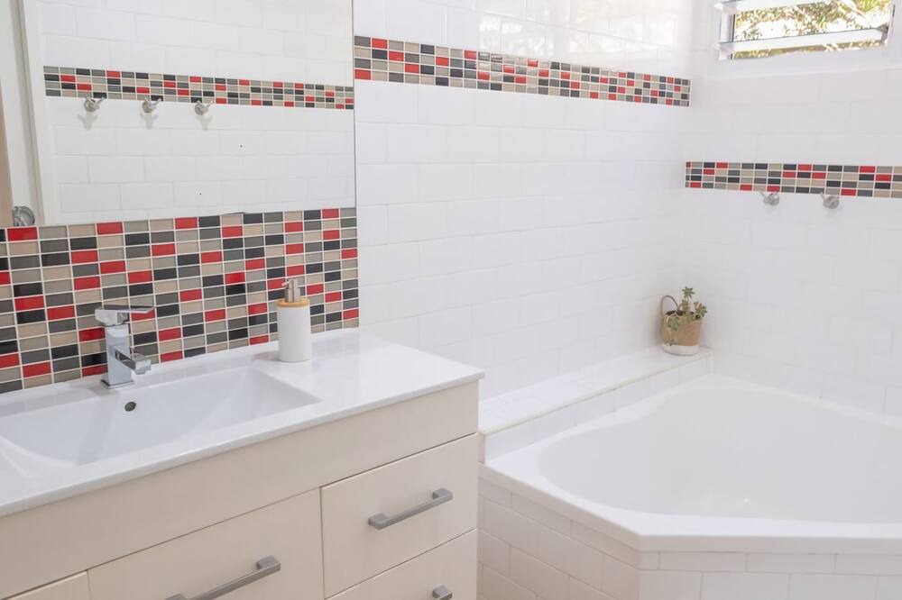 Photo of Bathroom in Lake Tabourie