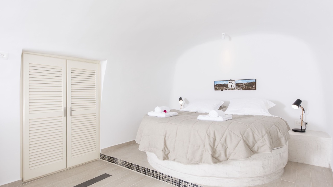 Photo of Bedroom in Oia
