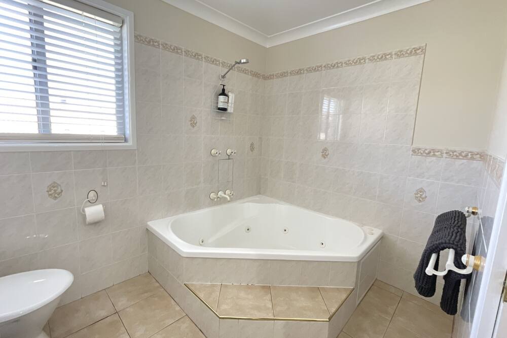 Photo of Bathroom in Inverell