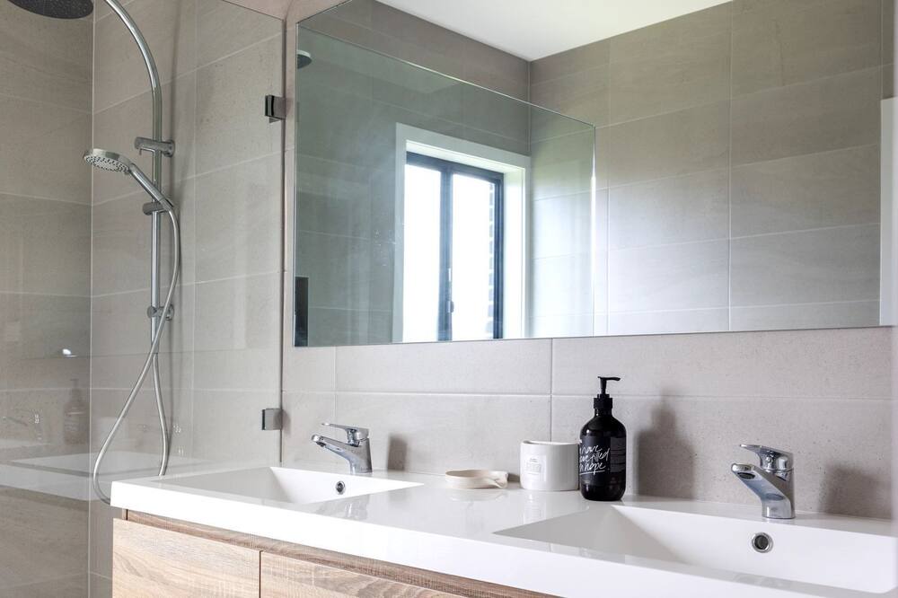 Photo of Bathroom in Dolphin Point