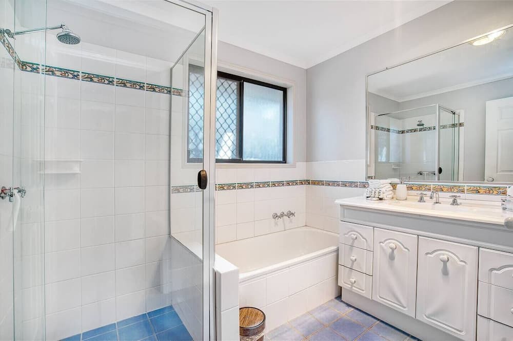 Photo of Bathroom in Oxenford