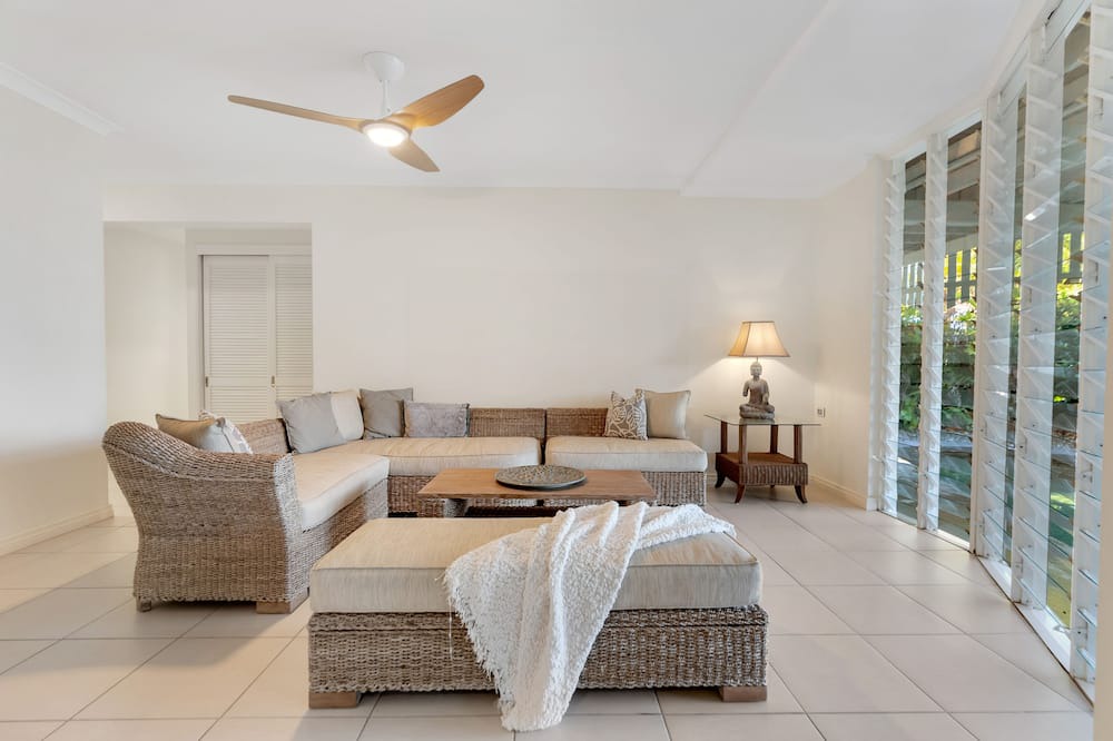 Photo of Livingroom in Holloways Beach