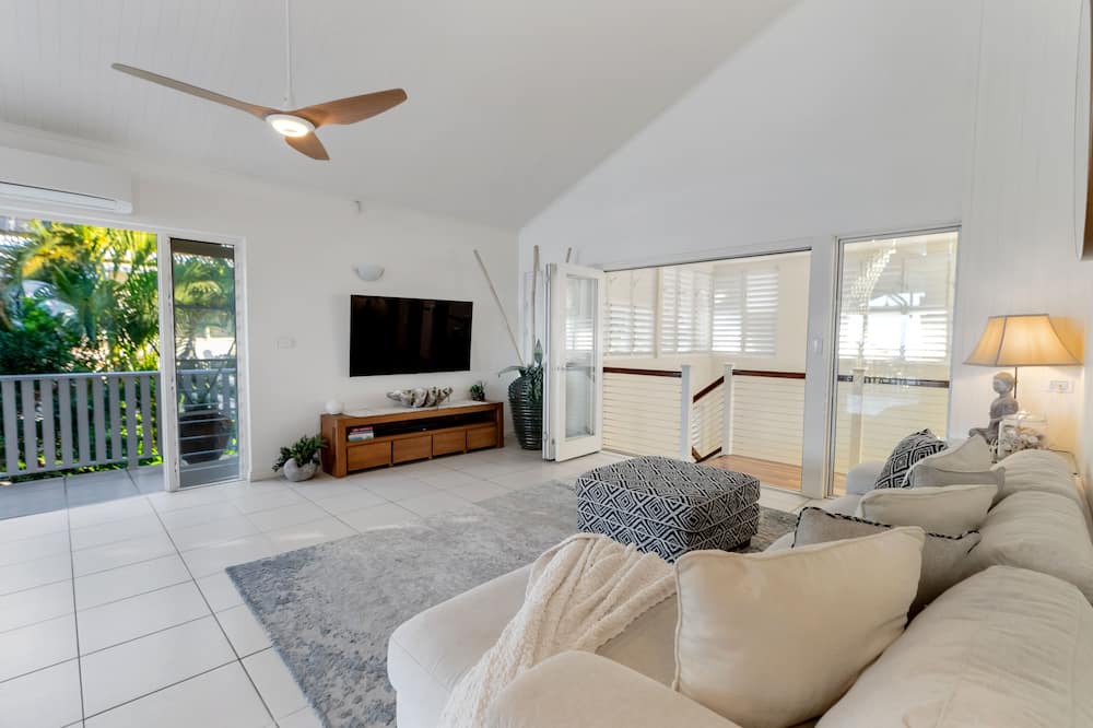 Photo of Livingroom in Holloways Beach