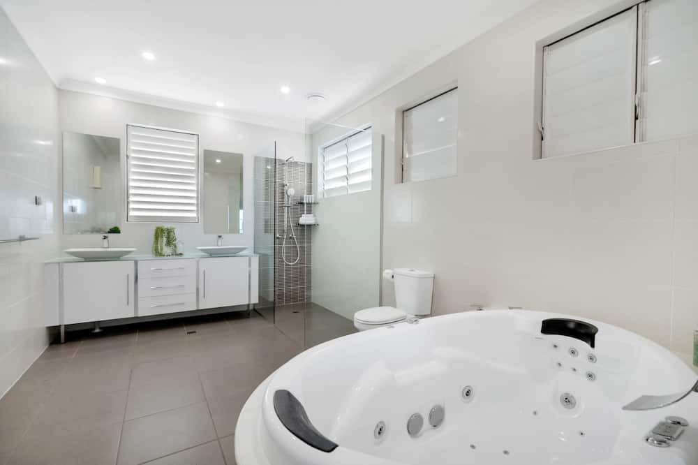 Photo of Bathroom in Holloways Beach