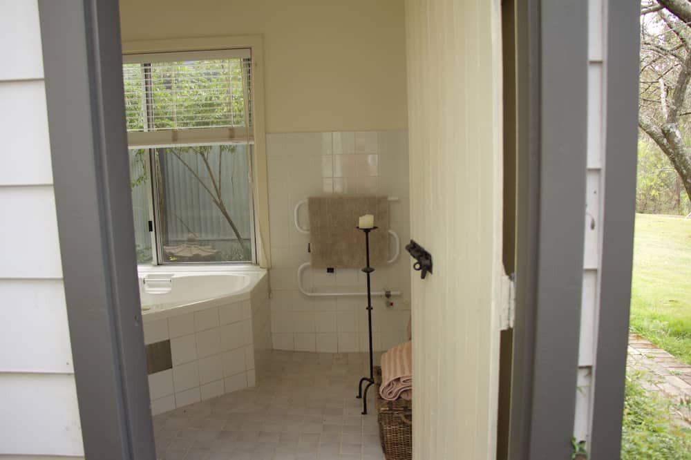Photo of Bathroom in Kurrajong Heights
