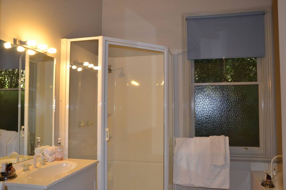 Photo of Bathroom in Lorne
