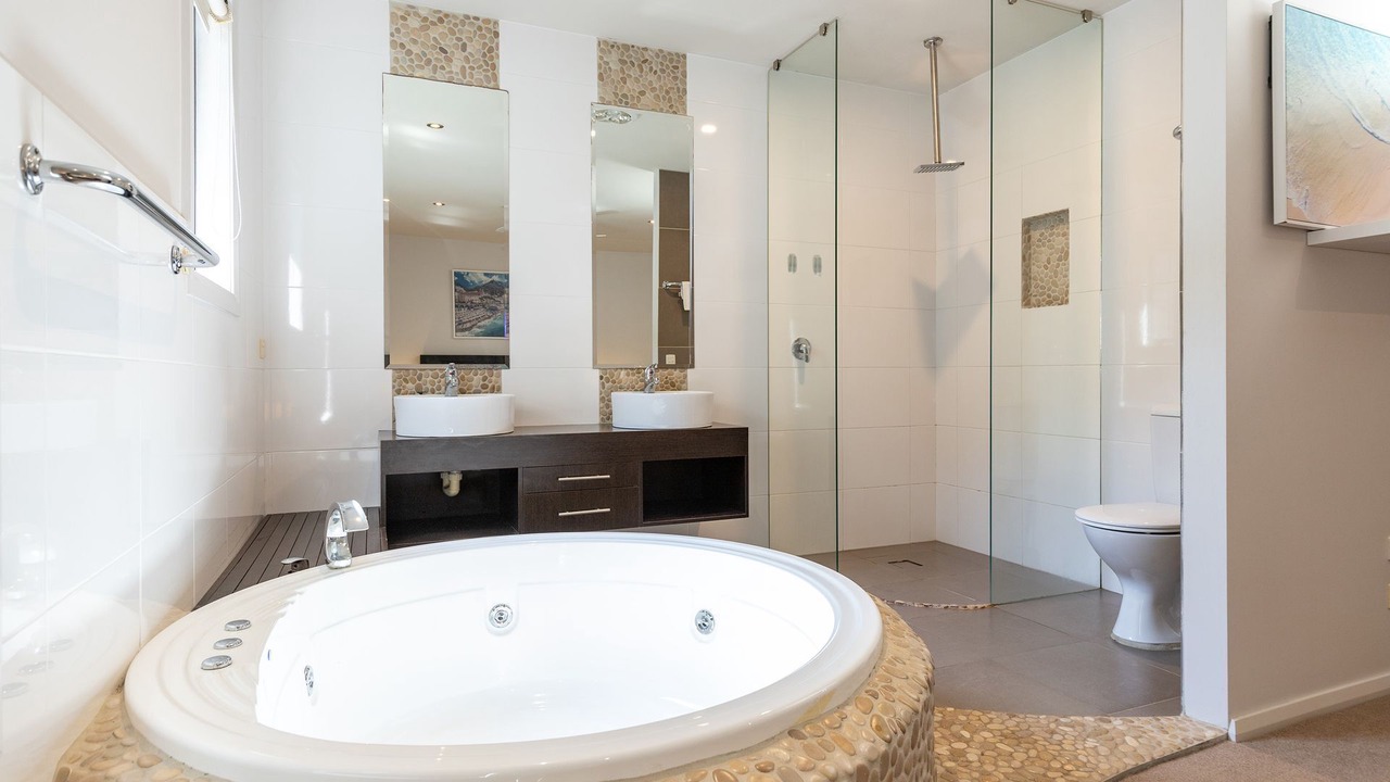Photo of Bathroom in Tarbuck Bay