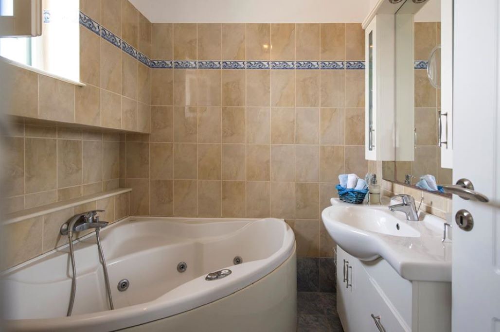 Photo of Bathroom in Aliki