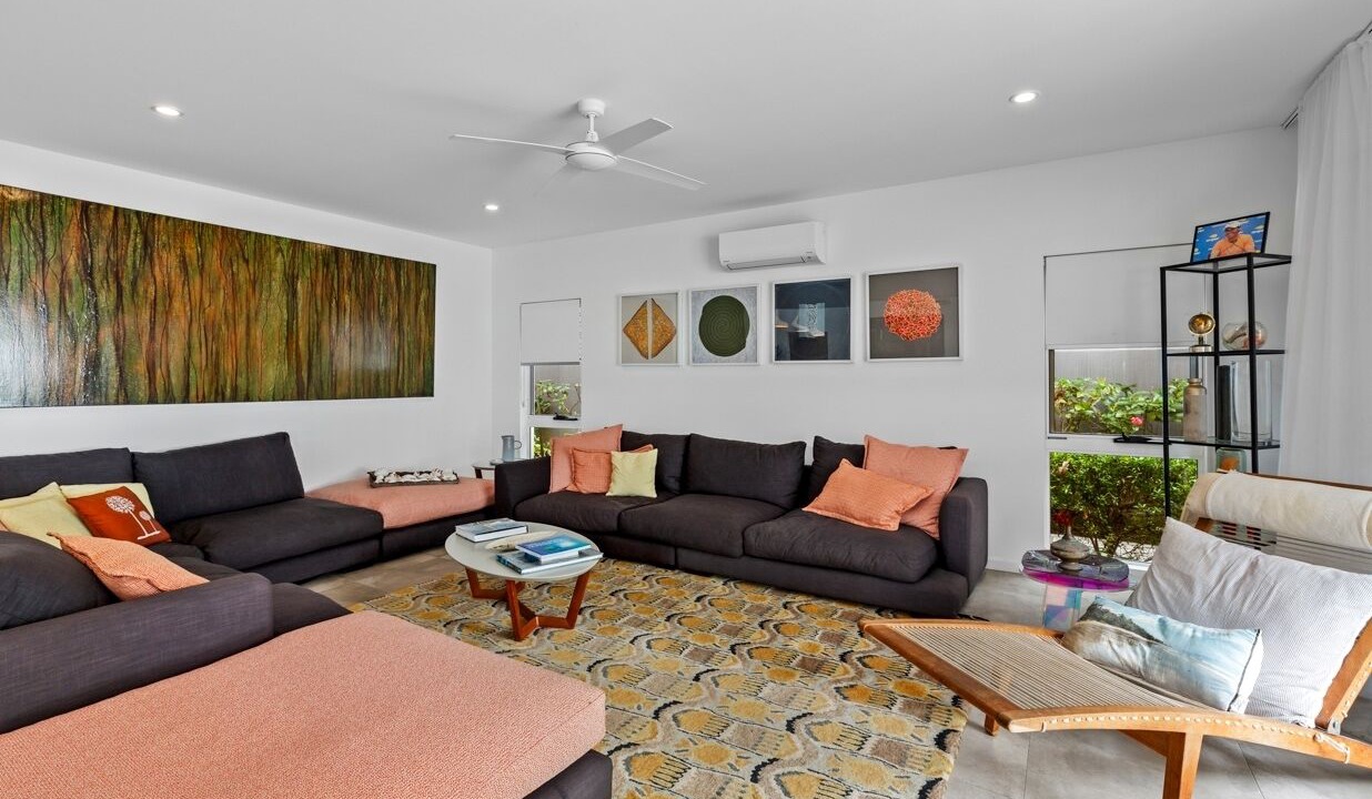 Photo of Livingroom in Oak Beach