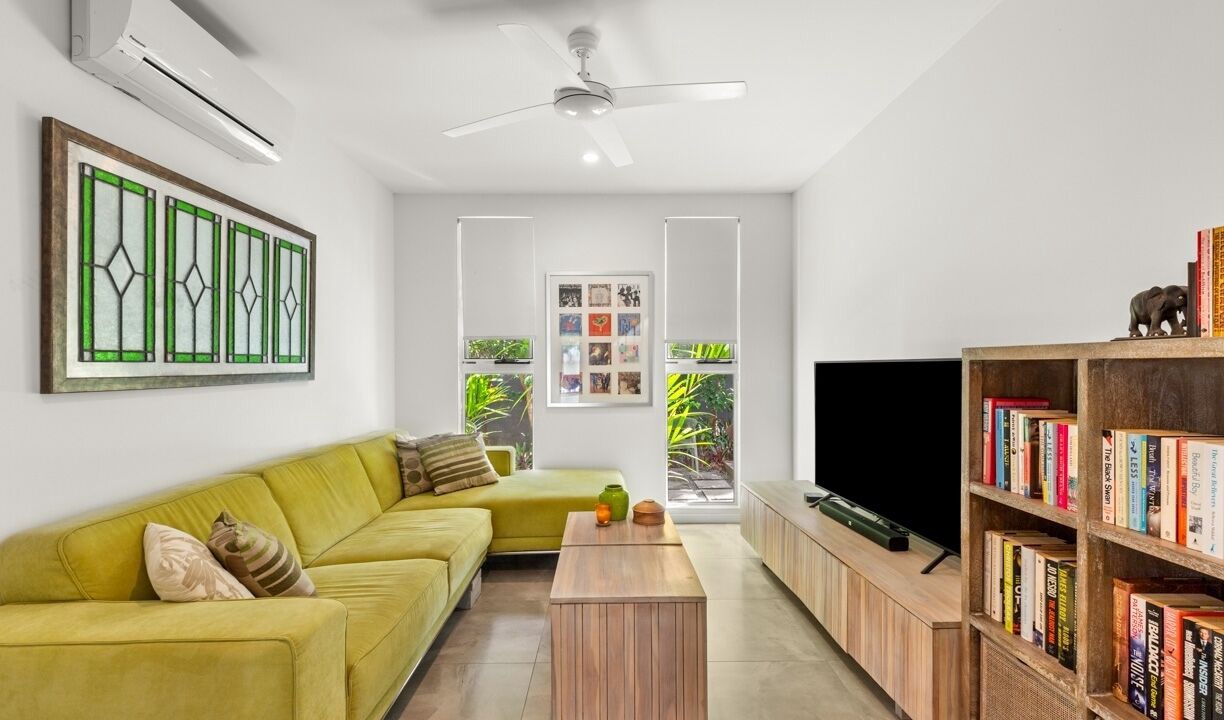 Photo of Livingroom in Oak Beach