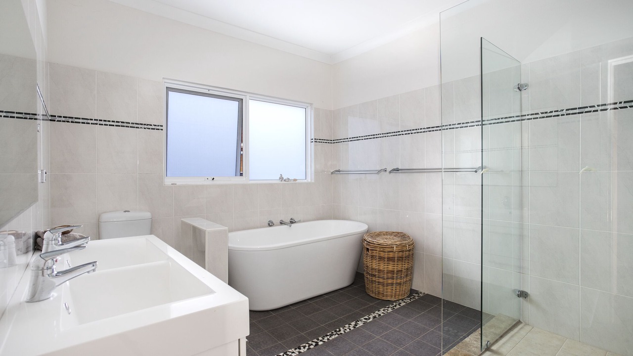 Photo of Bathroom in Narrawallee
