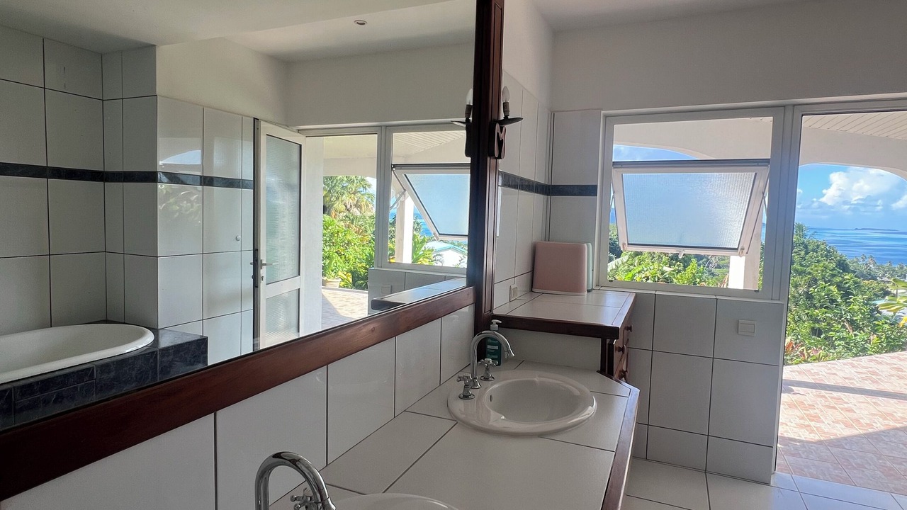 Photo of Bathroom in Uturoa
