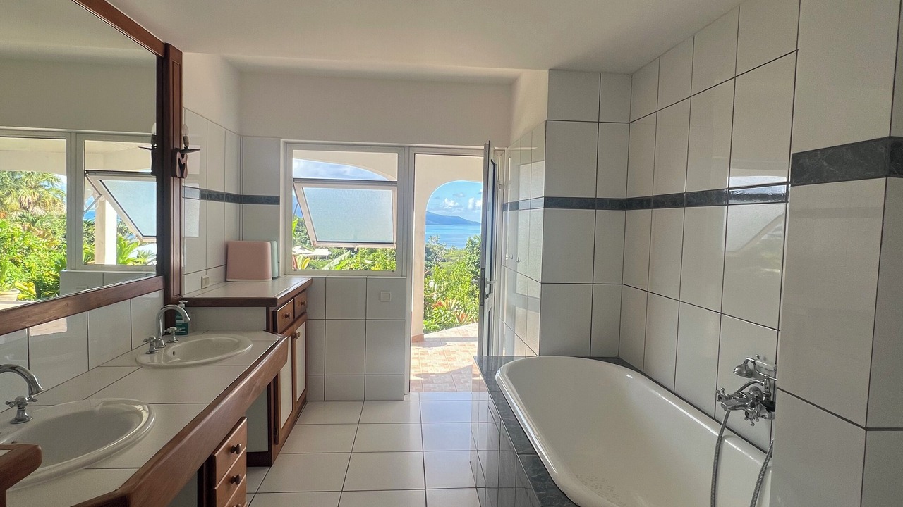 Photo of Bathroom in Uturoa