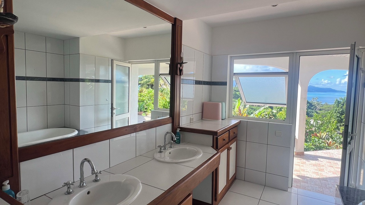 Photo of Bathroom in Uturoa