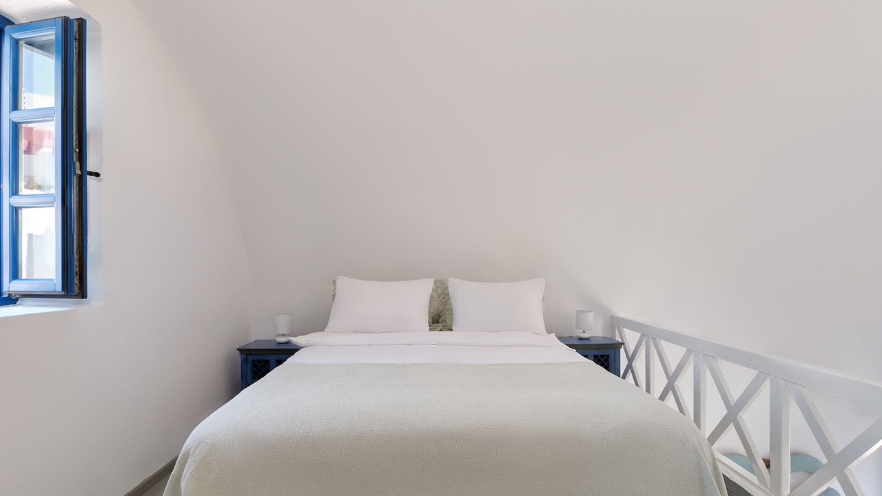 Photo of Bedroom in Oia