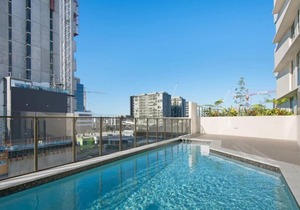 2BR Food & Drink Hub ★Gym★Pool★Views★Roof Terrace