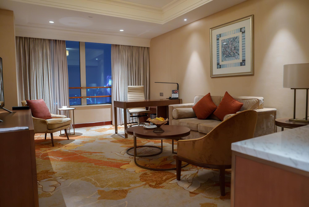 Lavish Quarters - 2 bed 2 bath parking sleeps 6 indoor & outdoor pool spa and sauna and gym
