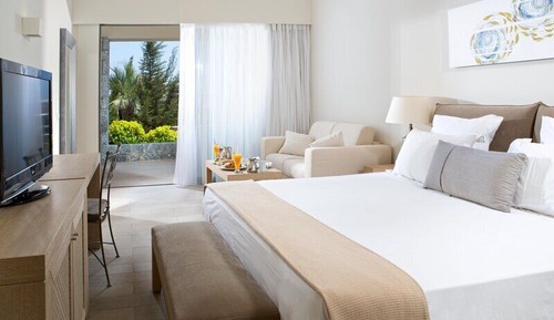 Suite (Sharing Pool, Garden View/ Pool View )