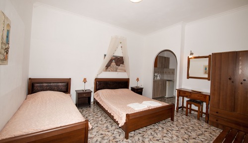 Studio for 3 people