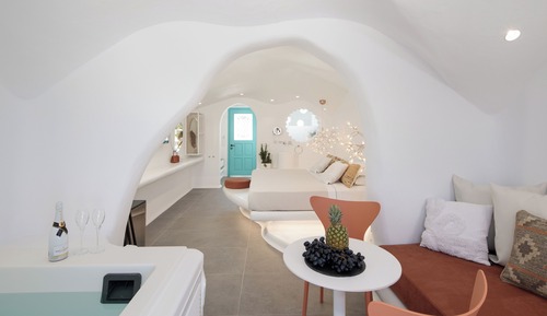 Gaia Naxia Cave suite with indoor mini pool tub