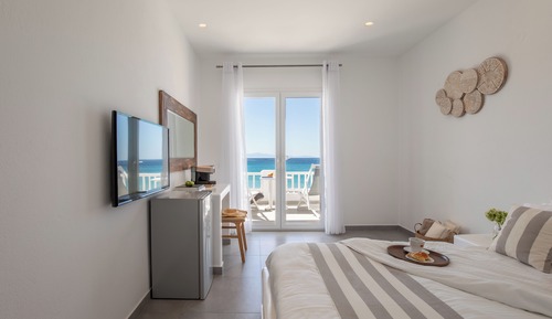 Deluxe Room, 1 Queen Bed, Sea View, Beachfront