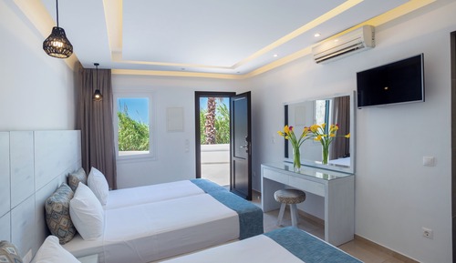 Triple Studio with Private Terrace and Outdoor Hot Tub