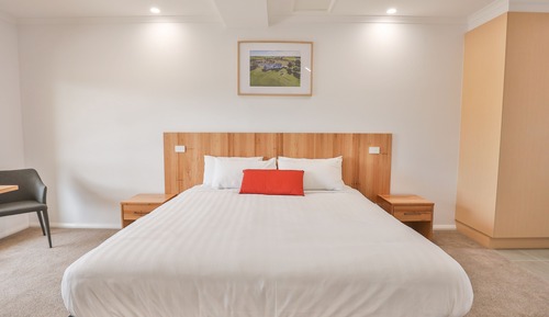 Deluxe Single Room, 1 King Bed, Roll-in Shower
