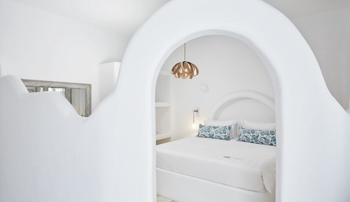 White Cyclades Apartment (Semi - Based Apartment with Indoor Garden)