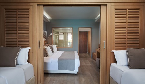 Family Room Sliding Door Swim Up Pool View (Deluxe Area)