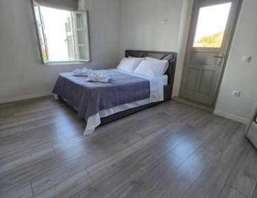 Deluxe Double Room (2 Adults + 1 Child)