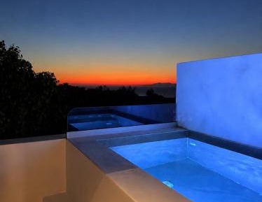 Suite With Outdoor Heated Jacuzzi With Hydromassage