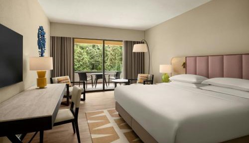 Classic Room, Guest room, 1 King, Garden view, Balcony