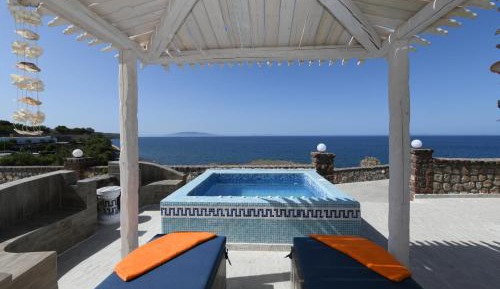 Luxury Seaside Suite with Sea View and Outdoor Jetted Tub