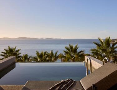 Superior sea view suite with heated private pool