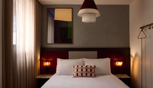 Morris Queen Room
