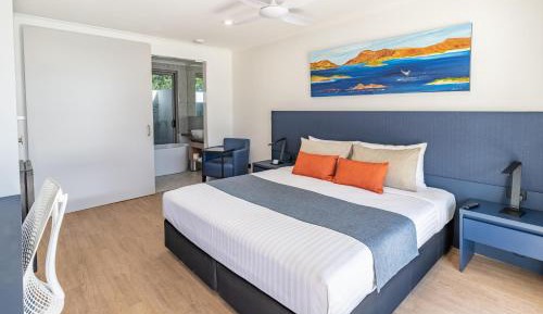 Larger Premium King Suite with Patio and Garden View - Non-Smoking