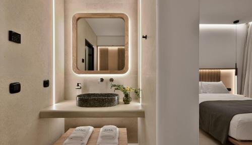 Deluxe Suite with Private Outdoor Hot Tub With Sea View
