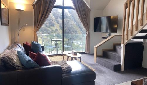 Apartment with Mountain View
