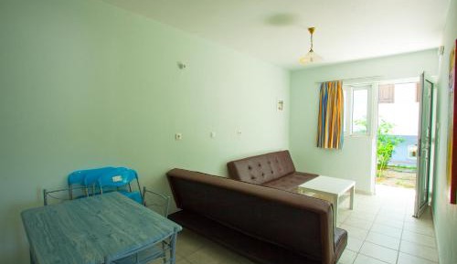 Family Room (2-4 Adults)