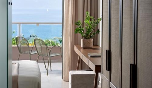 Deluxe Suite with Sea View