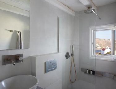 Eclectic One Bedroom House Sea View
