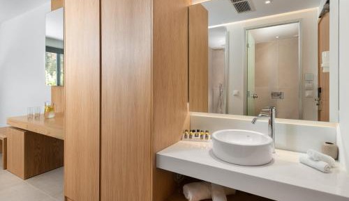 Deluxe Double Room with Shared Pool & Inland View