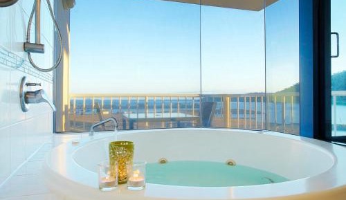 Suite with Bay View and Hot Tub 