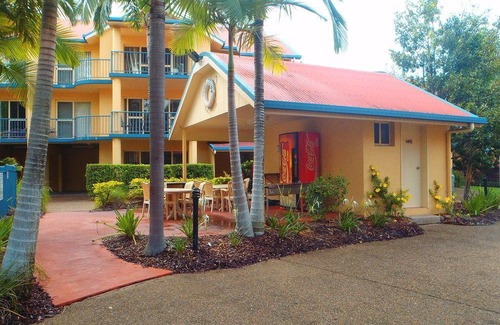 Cannonvale Hotel | at Beach Court Holiday Villas